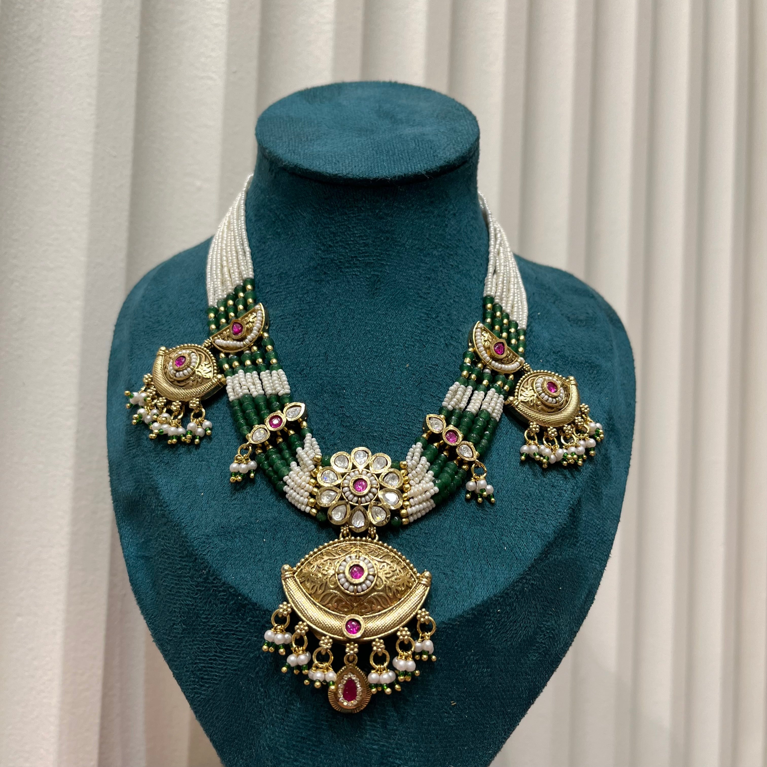 Emerald Heritage Pearl Necklace Set