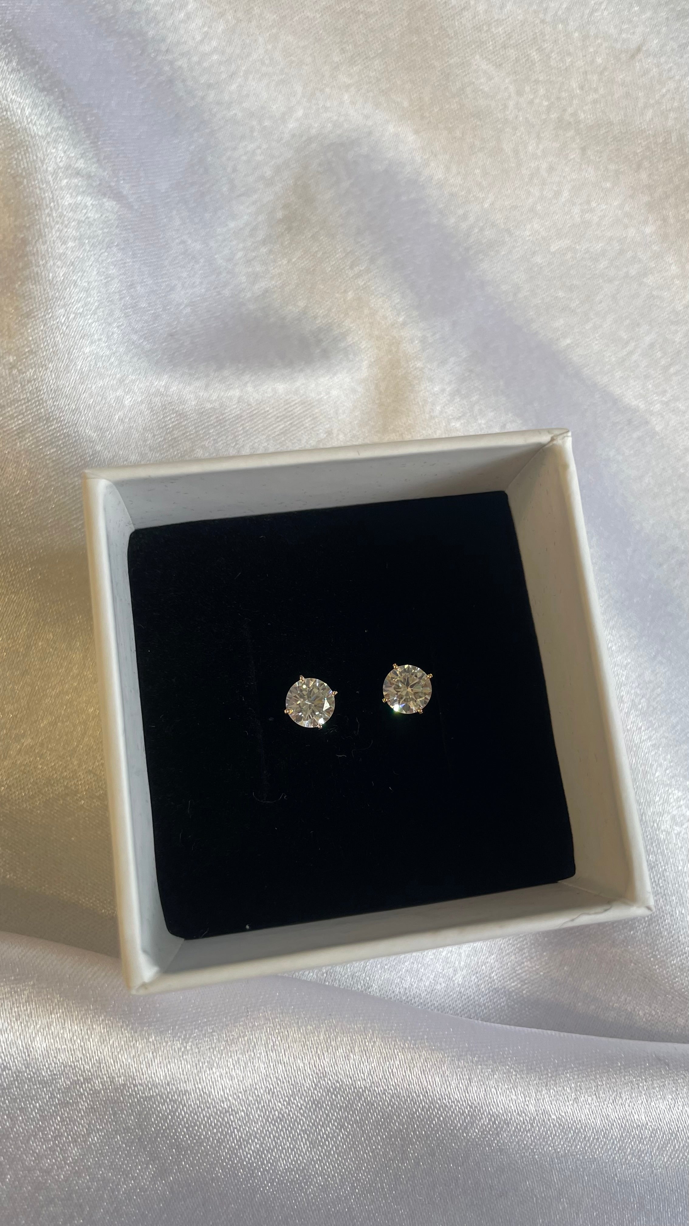 Classic solitaire studs