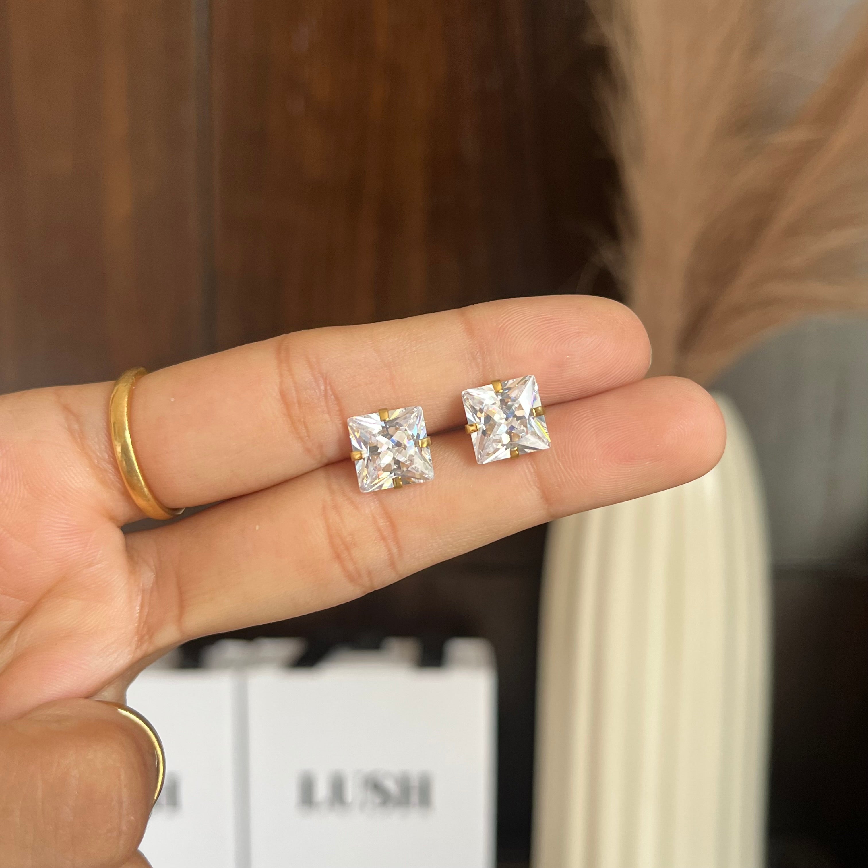 Solitaire golden studs (ball back)