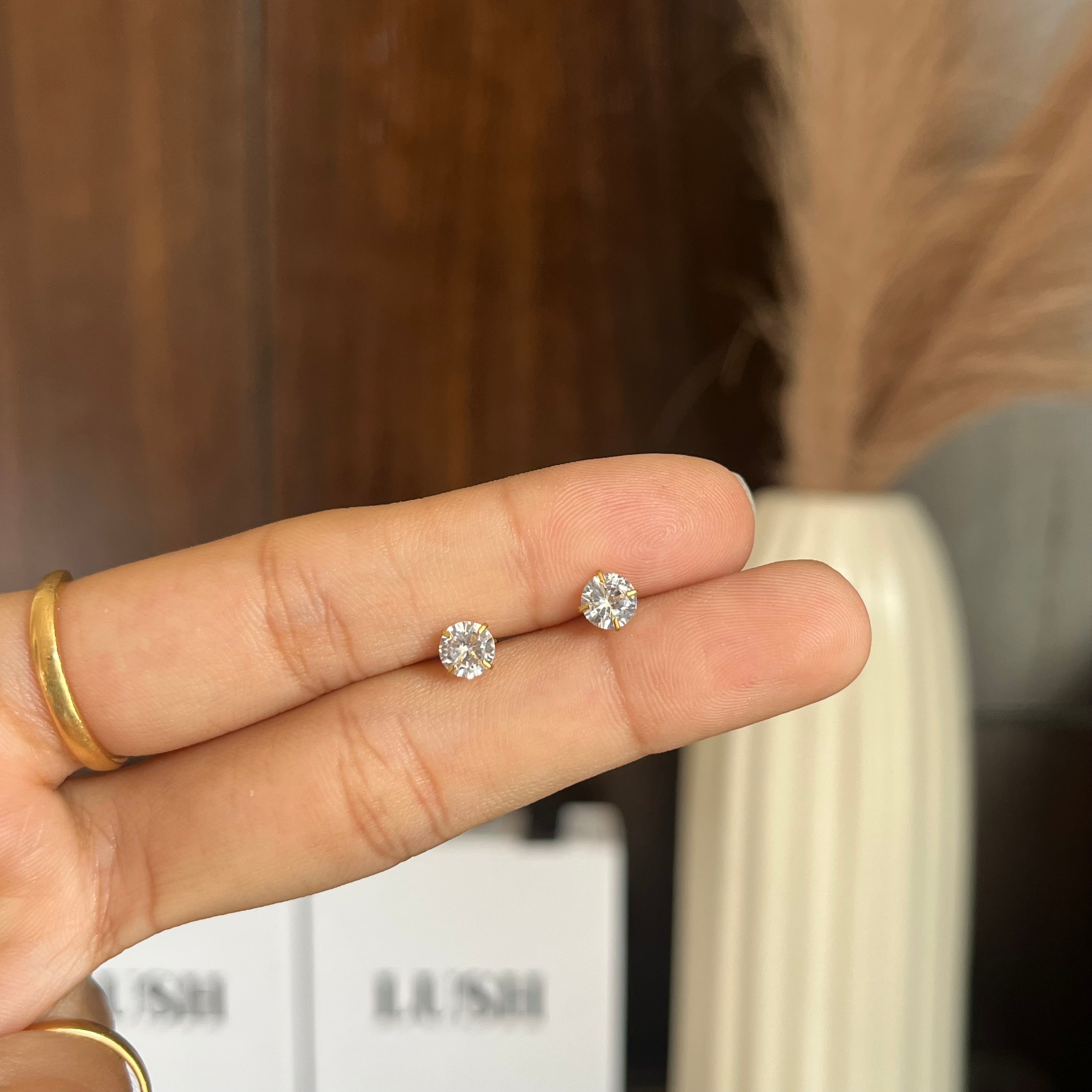 Solitaire golden studs (flat back)