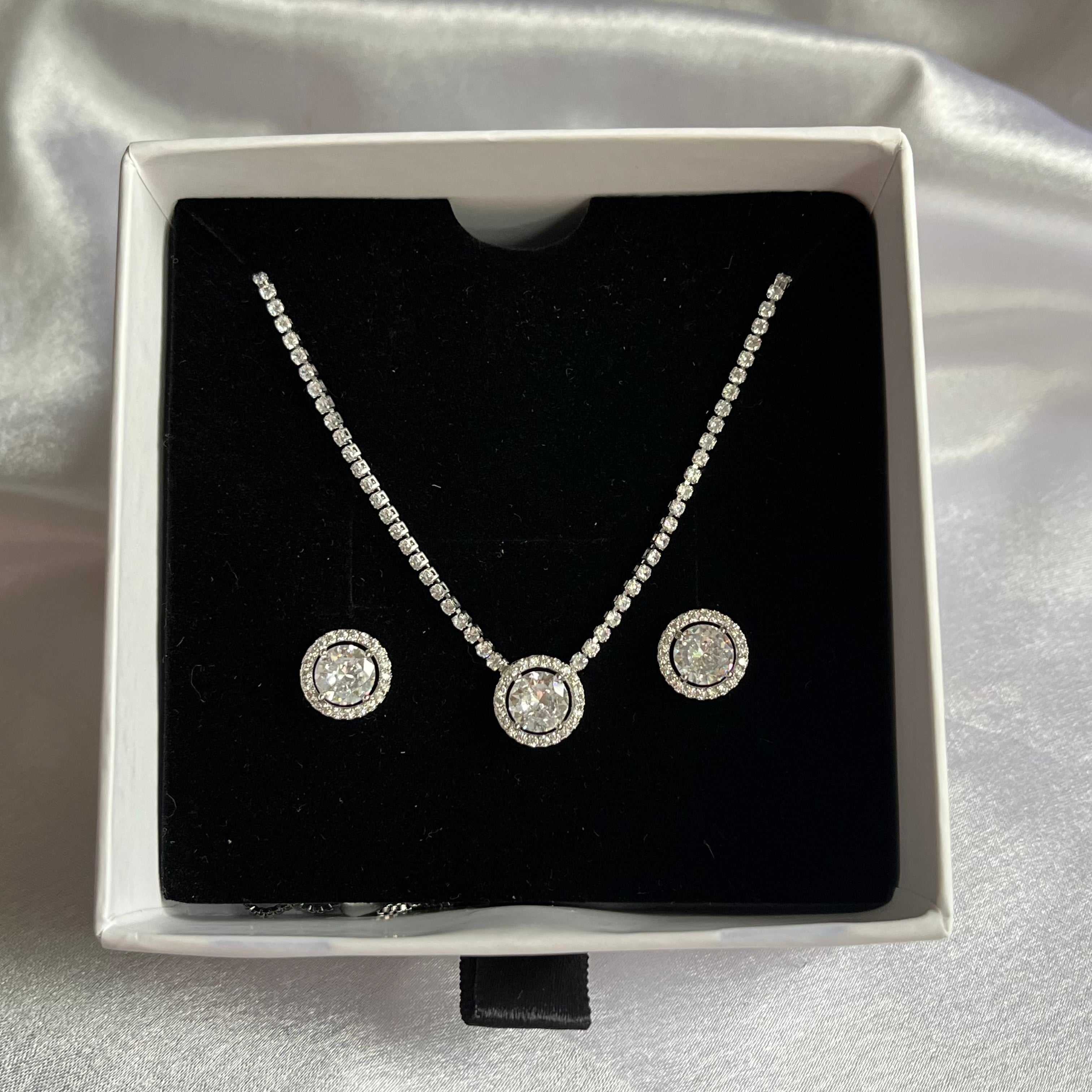 Halo solitaire pendant set