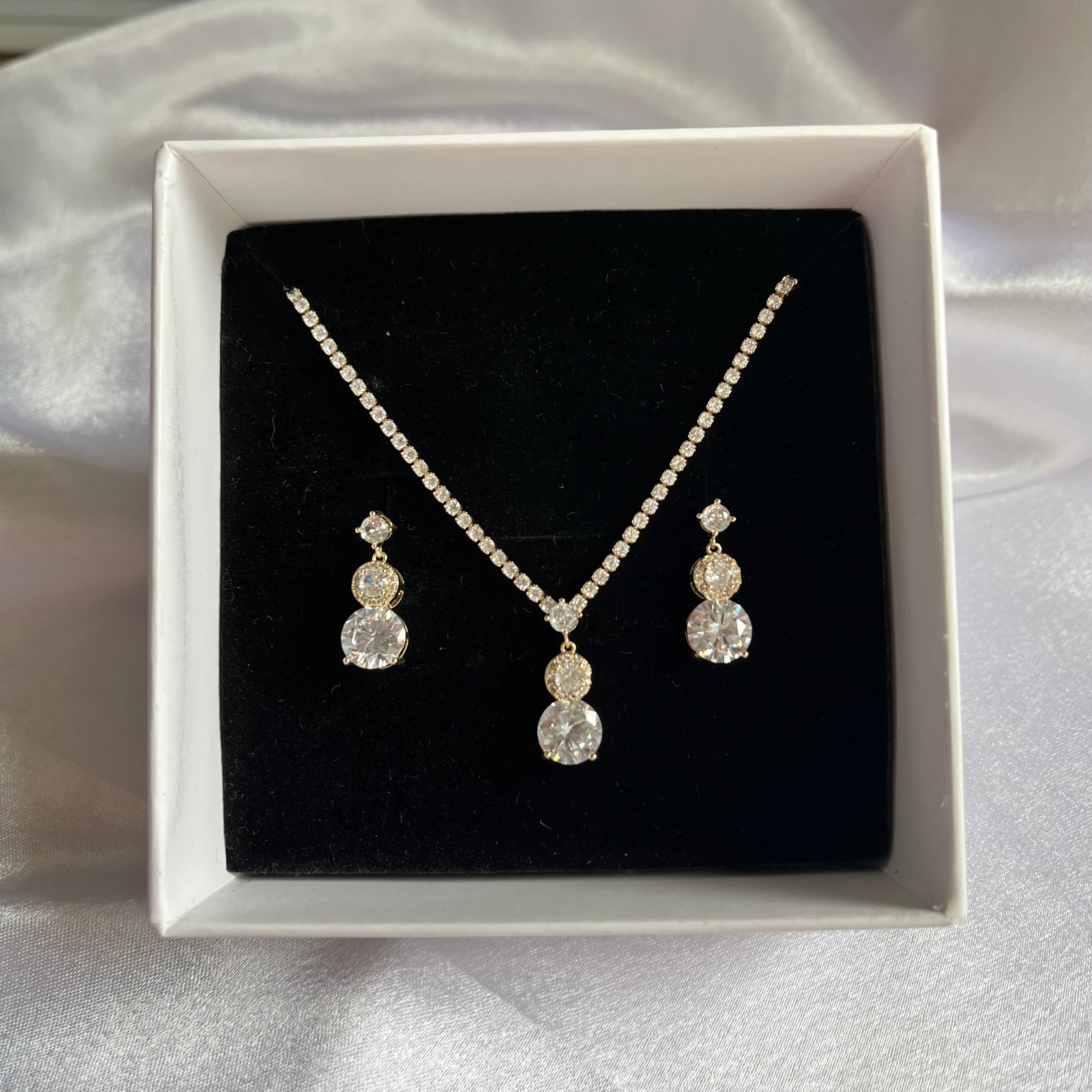 Solitaire pendant set
