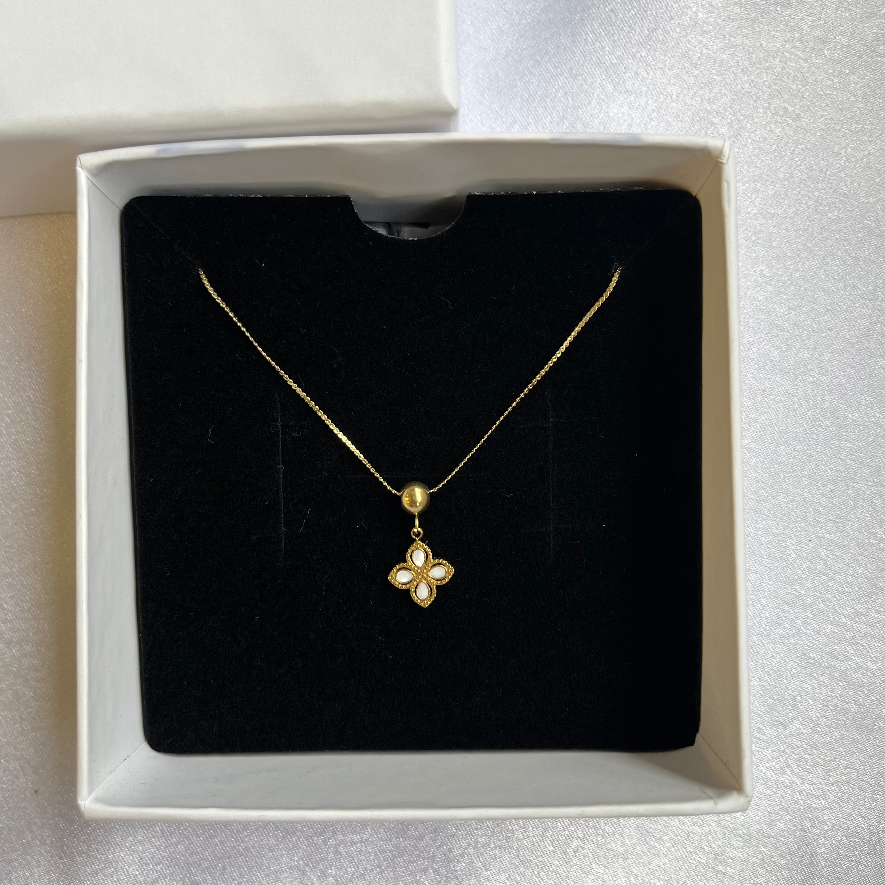 Pearl Clover Pendant Necklace
