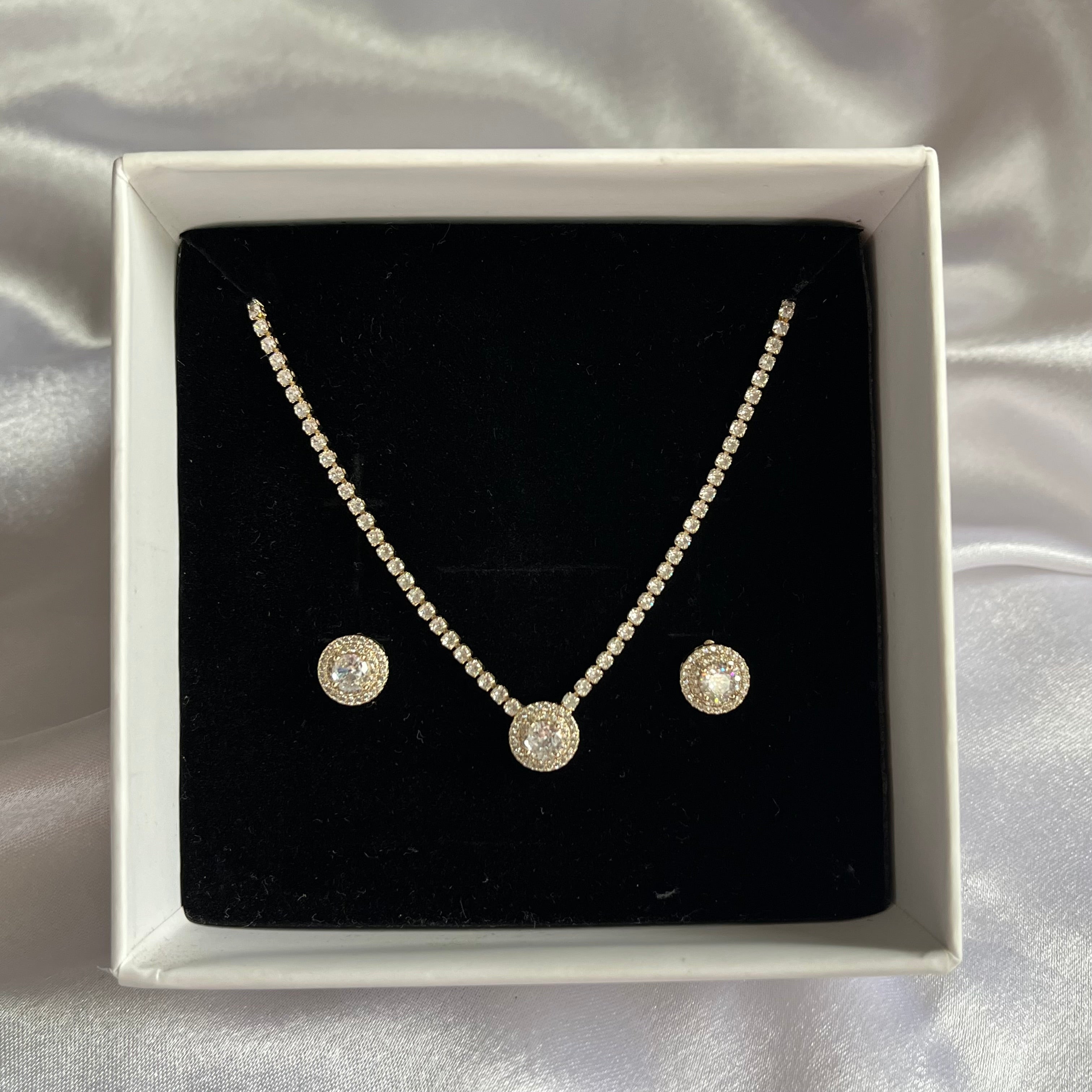 Solitaire pendant set