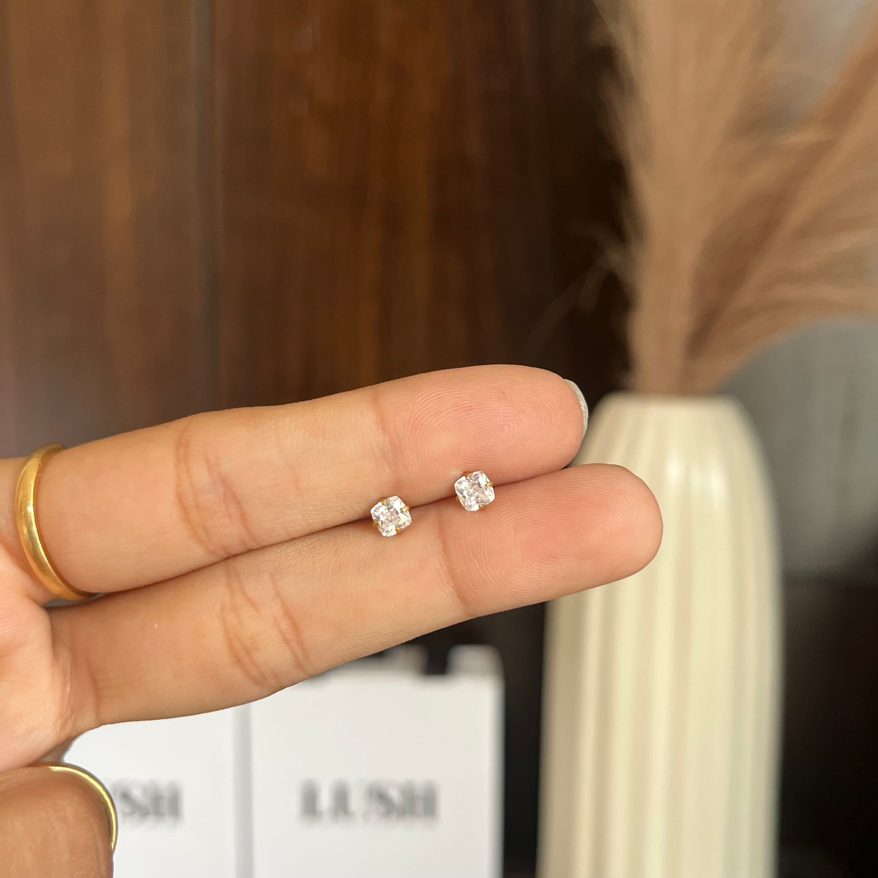 Solitaire golden studs (flat back)